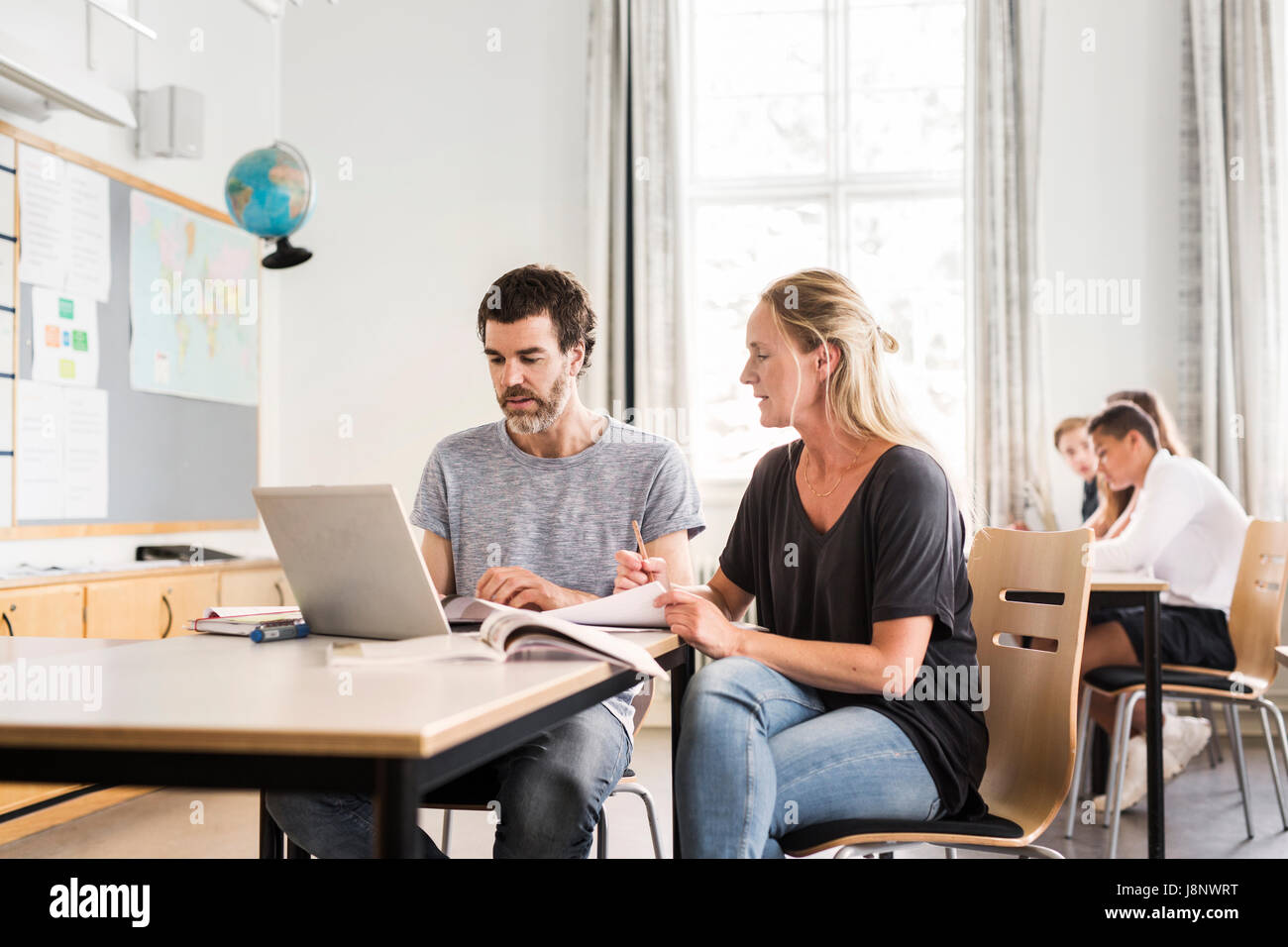 Les enseignants et les étudiants (14-15) in classroom Banque D'Images