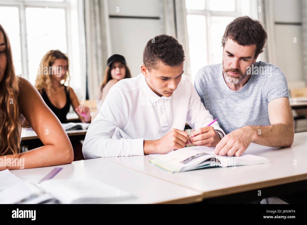 L'enseignant et les étudiants (14-15) in classroom Banque D'Images