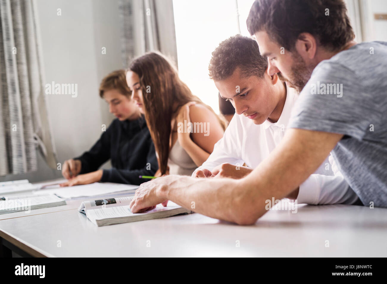 L'enseignant et les étudiants (14-15) in classroom Banque D'Images