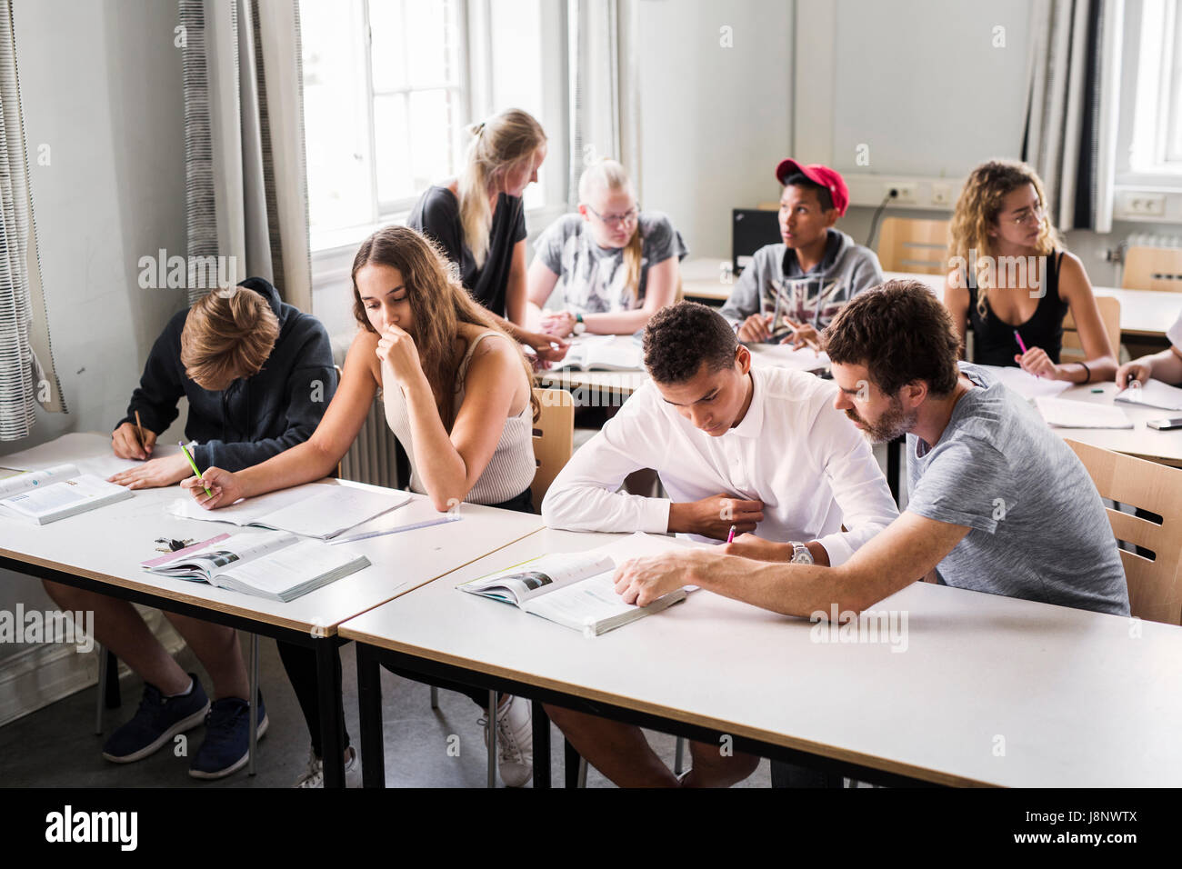 L'enseignant et les étudiants (14-15) in classroom Banque D'Images