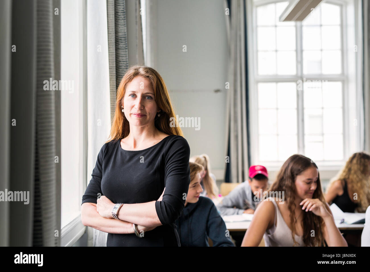 L'enseignant et les étudiants (14-15) in classroom Banque D'Images