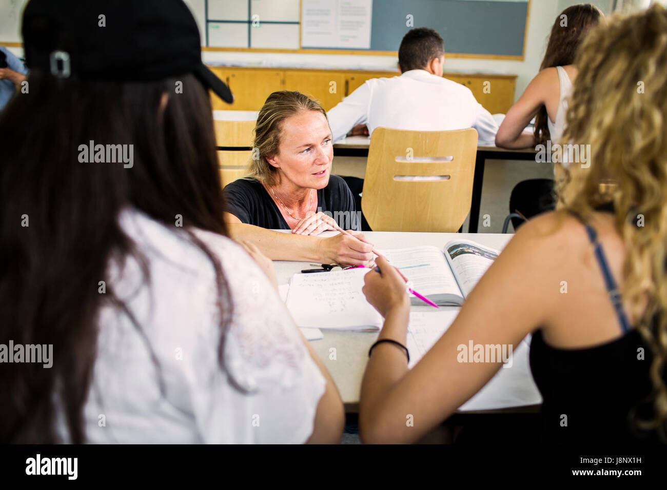 L'enseignant et les étudiants (14-15) in classroom Banque D'Images