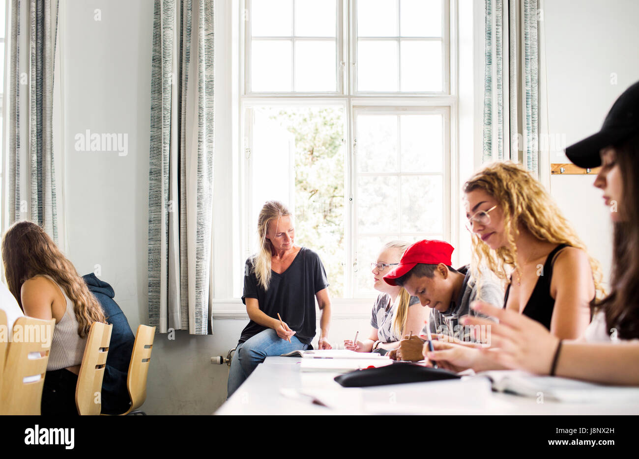 L'enseignant et les étudiants (14-15) in classroom Banque D'Images