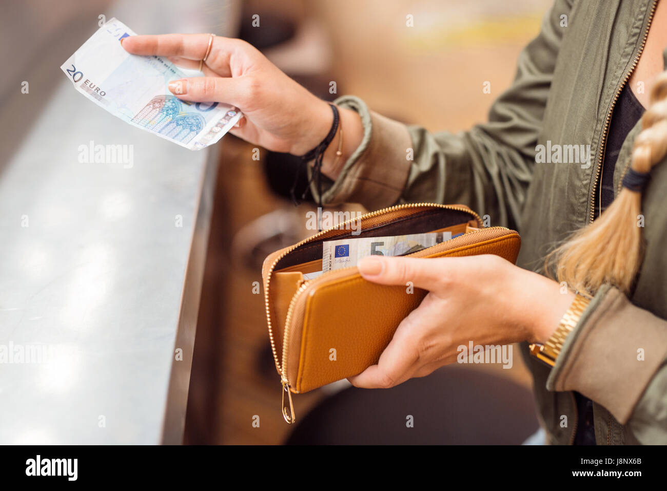Femme de payer par espèces au bar Banque D'Images