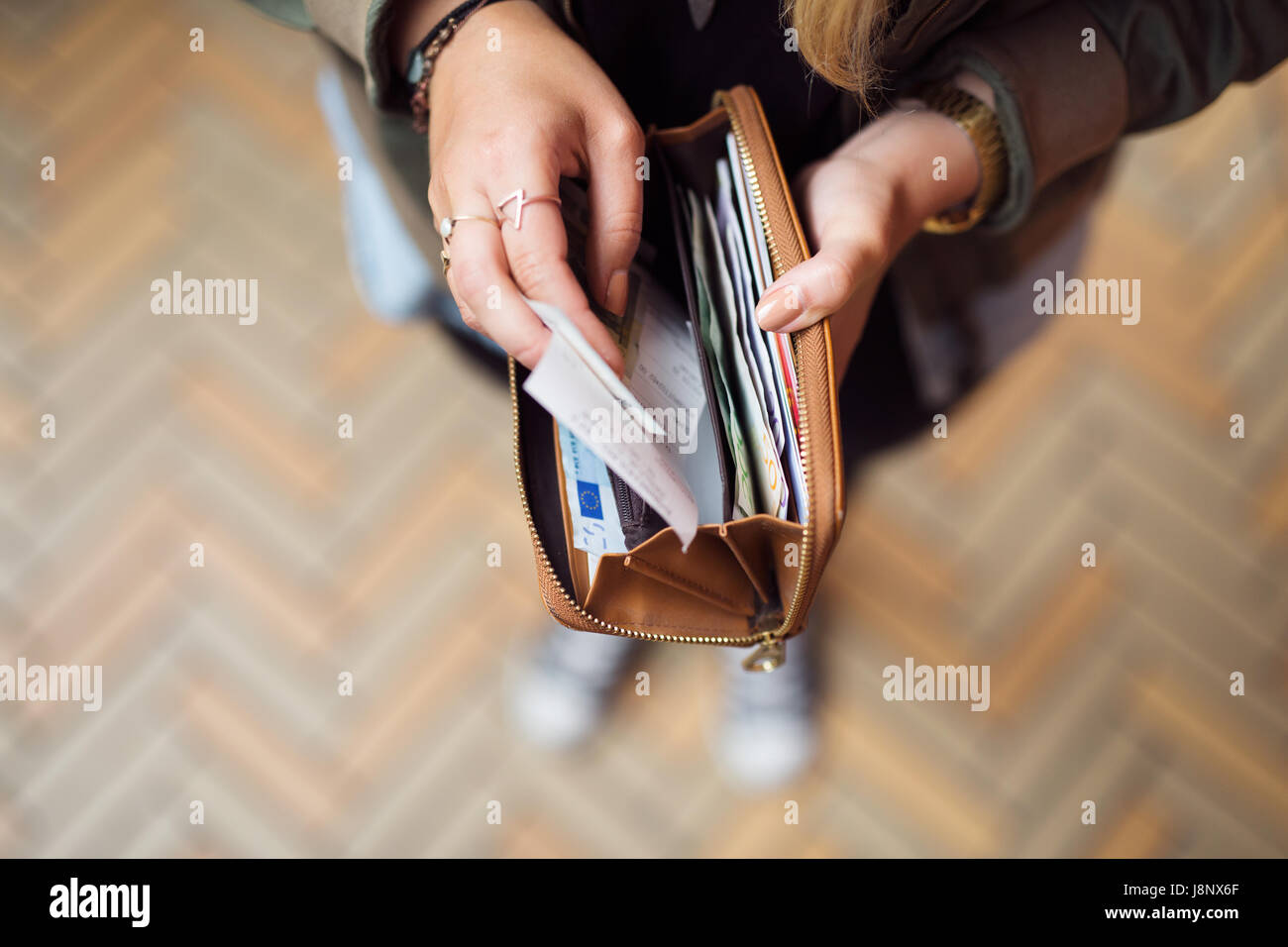 La tenue d'une femme avec porte-monnaie et des reçus de billets Banque D'Images