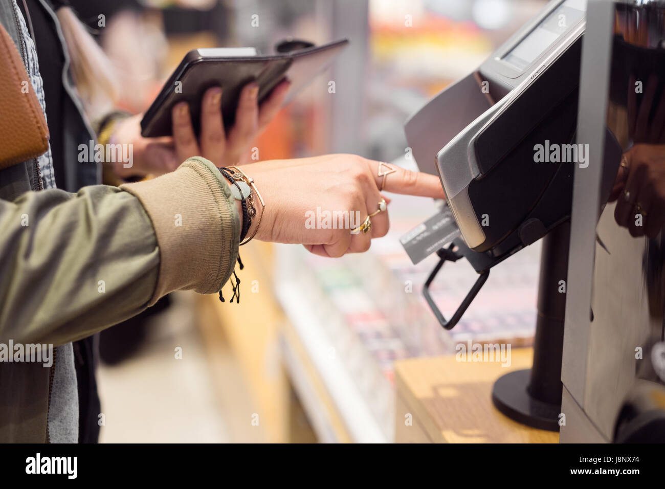 Femme de payer par carte bancaire Banque D'Images