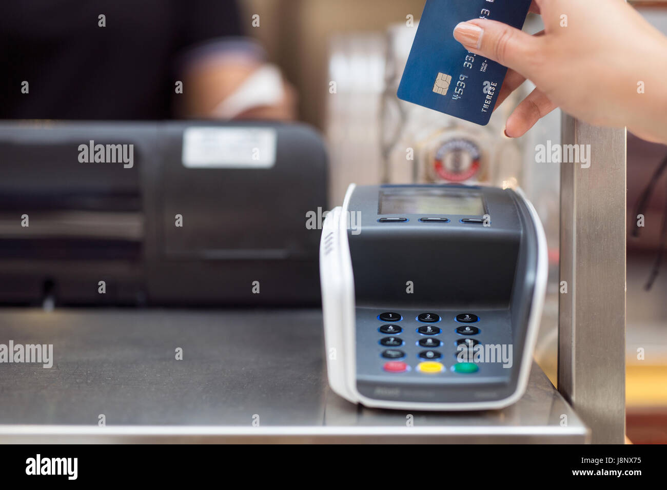 Femme de payer par carte bancaire Banque D'Images