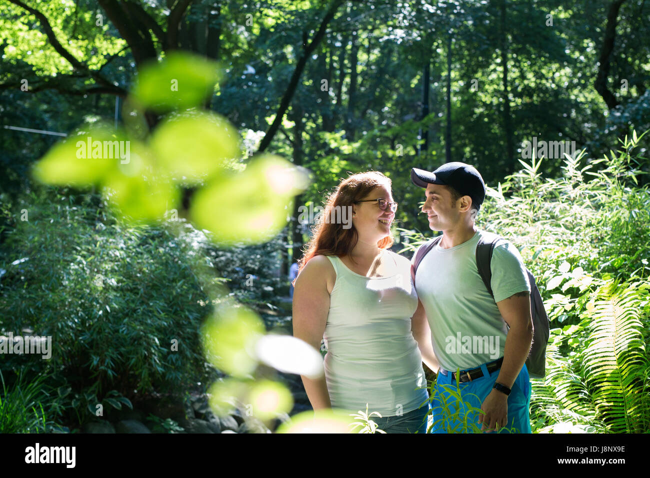 Couple entre les arbres dans le parc Banque D'Images