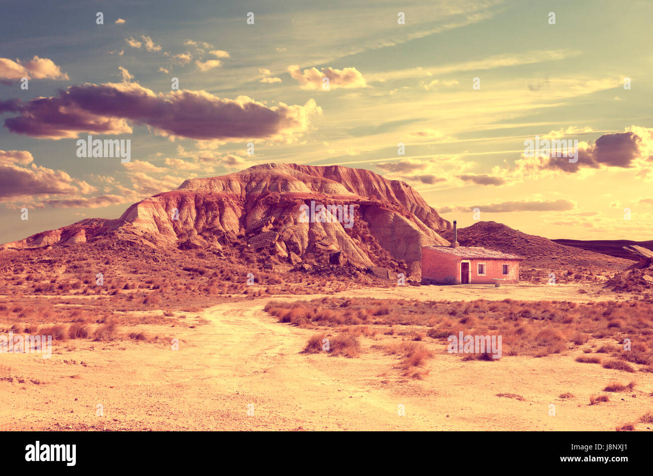 Paysage désertique.Maison en route et paysage au coucher du soleil Banque D'Images