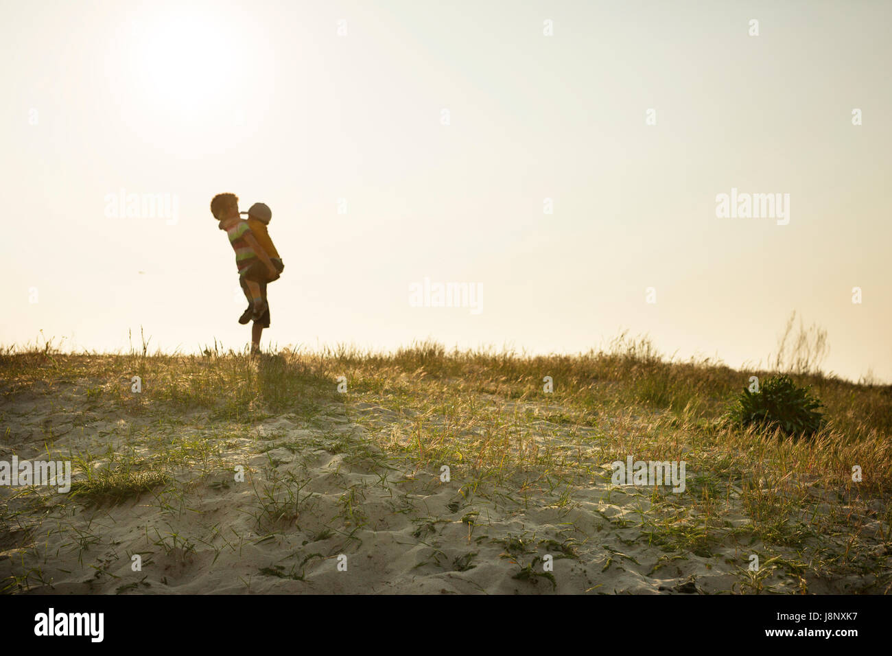 Enfants (4-5, 10-11) playing on beach Banque D'Images