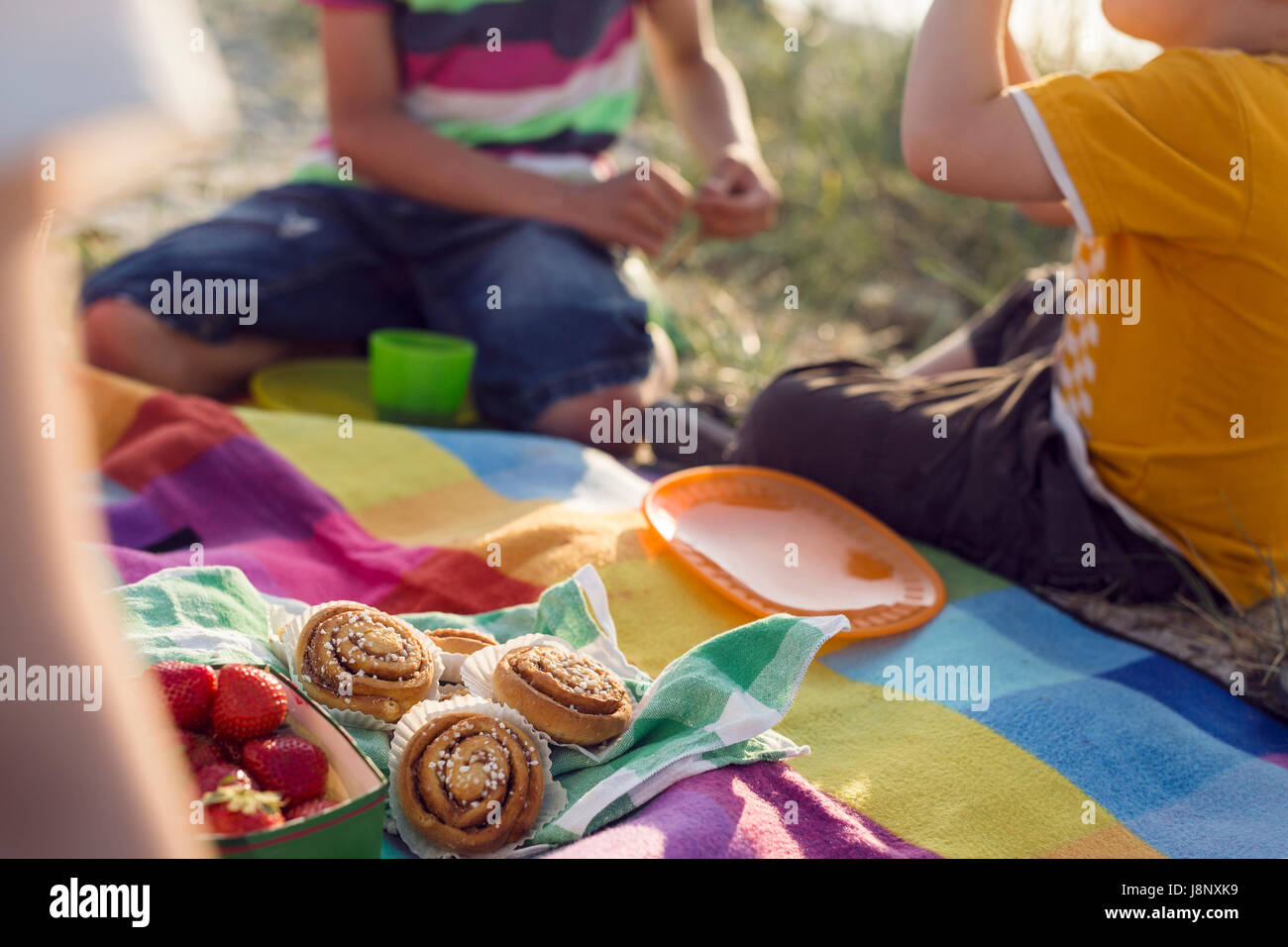 Enfants (4-5, 10-11) having picnic on beach Banque D'Images