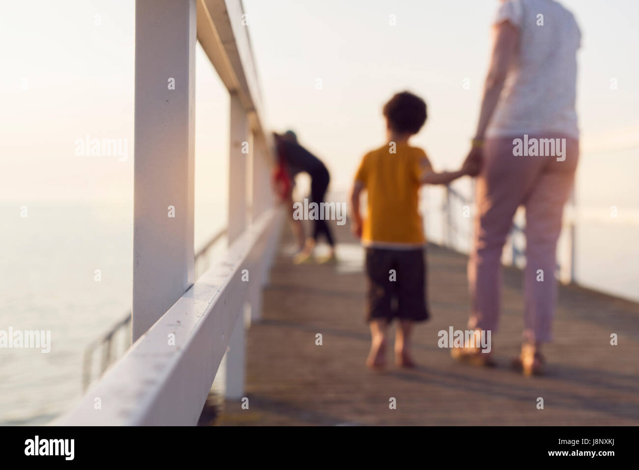 Mère et fils (4-5) walking on pier, holding hands Banque D'Images