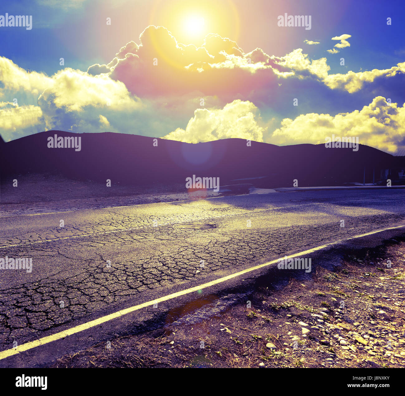 Asphalte et travel concept.Road et le coucher du soleil. Banque D'Images