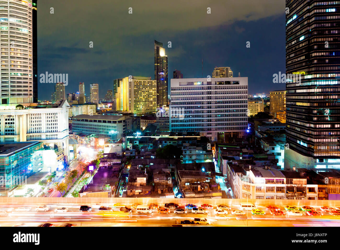 Bangkok city at night. Bâtiments et gratte-ciel Banque D'Images