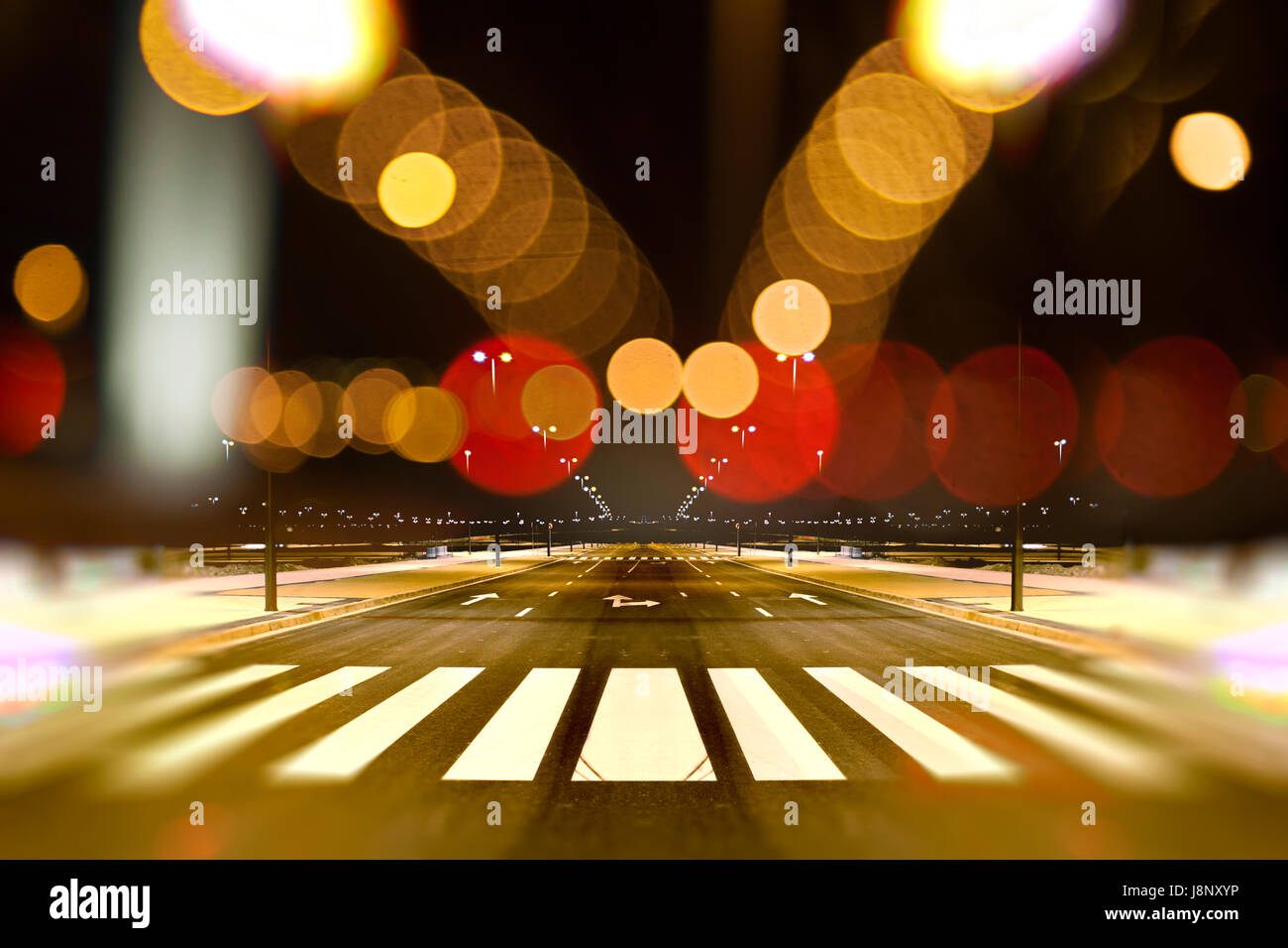 Rue Ville vide le soir et lampadaire les reflets sur l'arrière-plan de la route. Banque D'Images