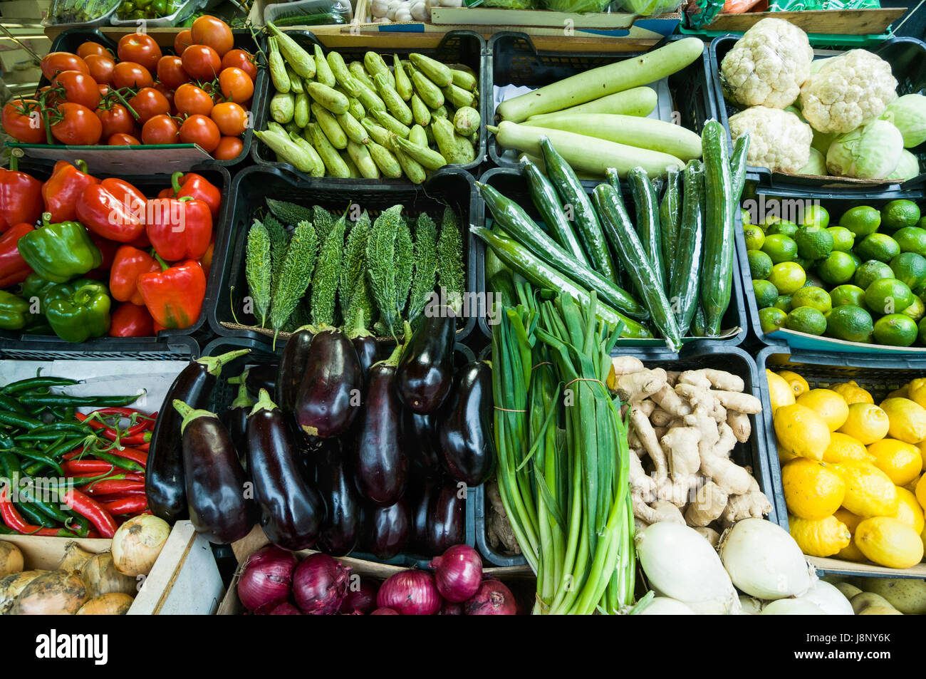 Les légumes et fruits dans les boîtes en plastique Banque D'Images