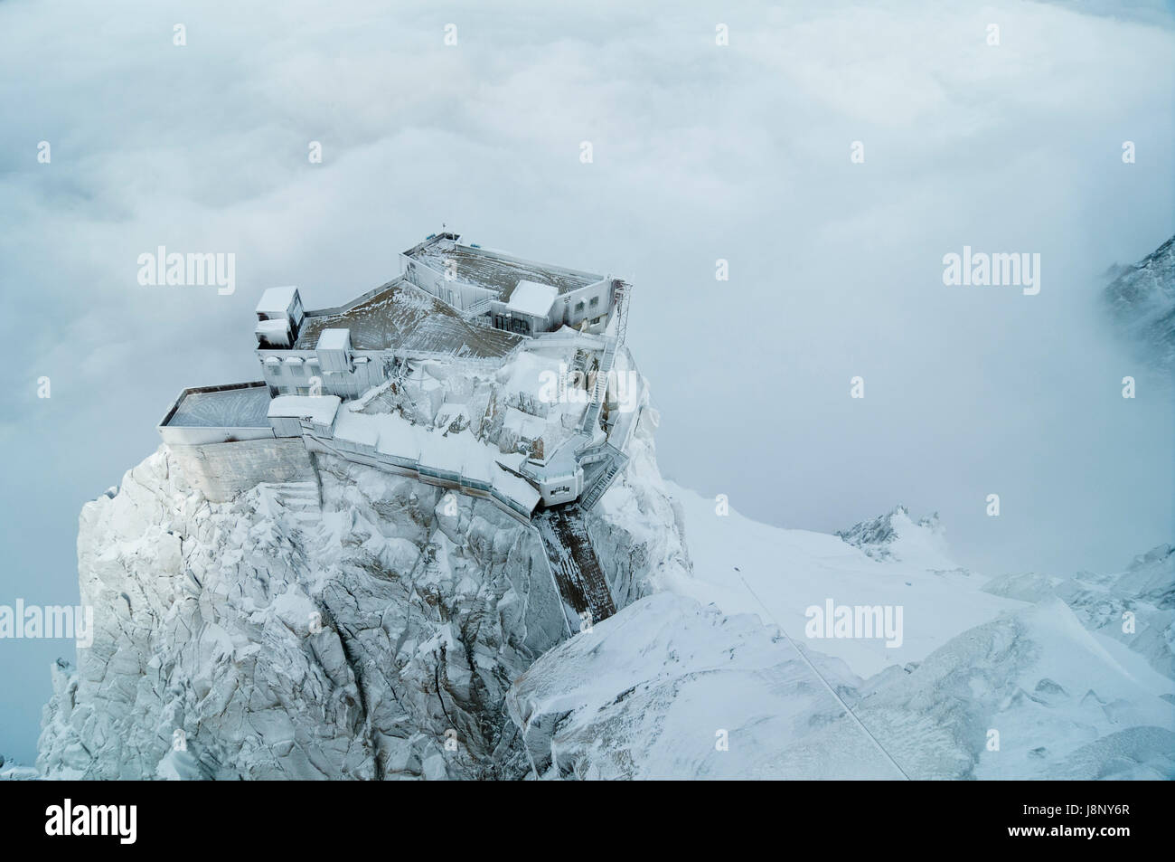 Bâtiment couvert de neige sur falaise Banque D'Images