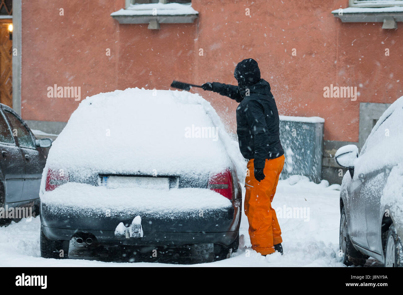 L'homme l'enlèvement de la neige à partir de la location Banque D'Images