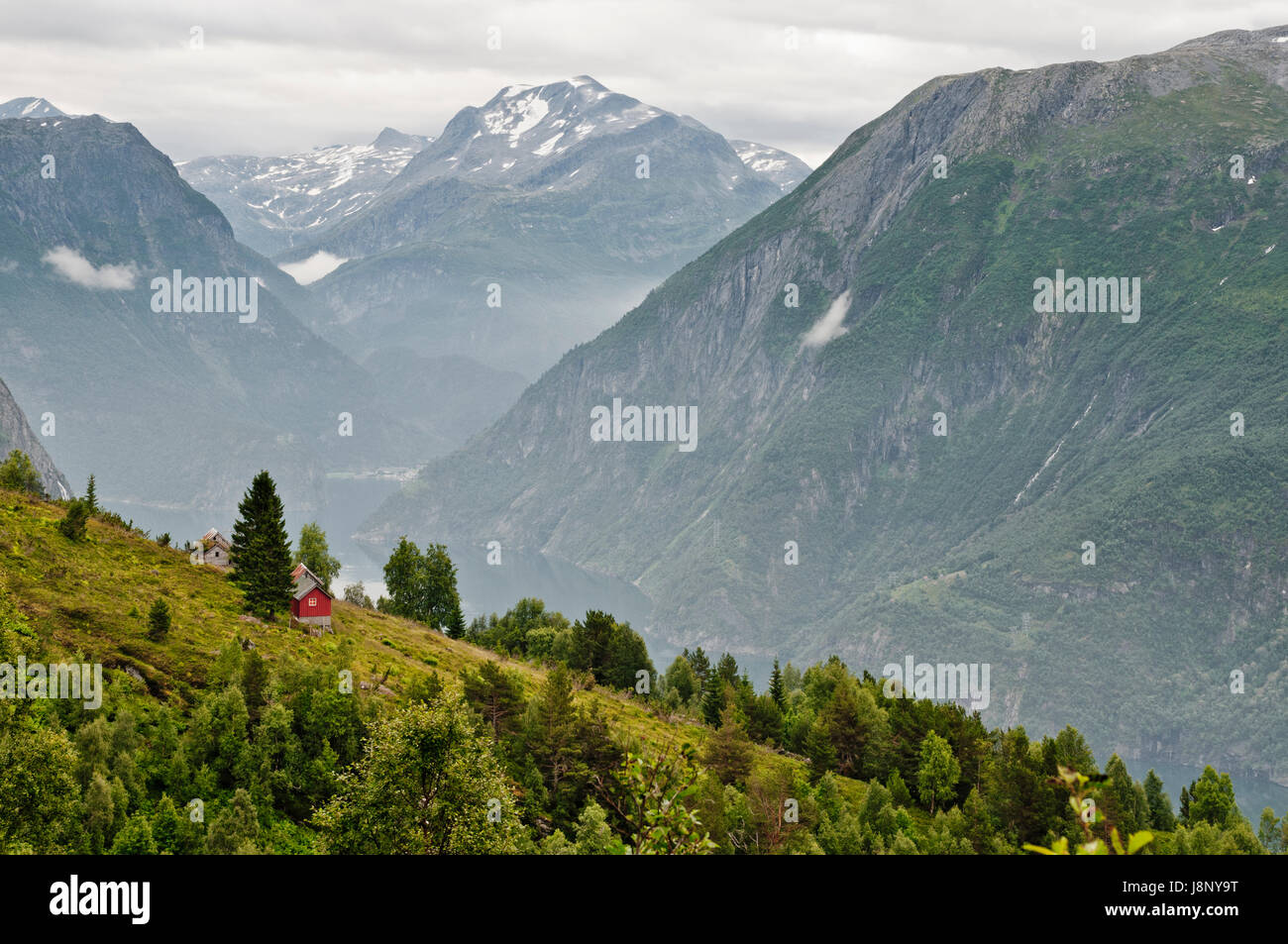 Avec de petites montagnes, red cottage Banque D'Images