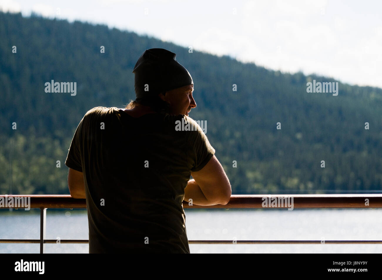 Man leaning on railing Banque D'Images