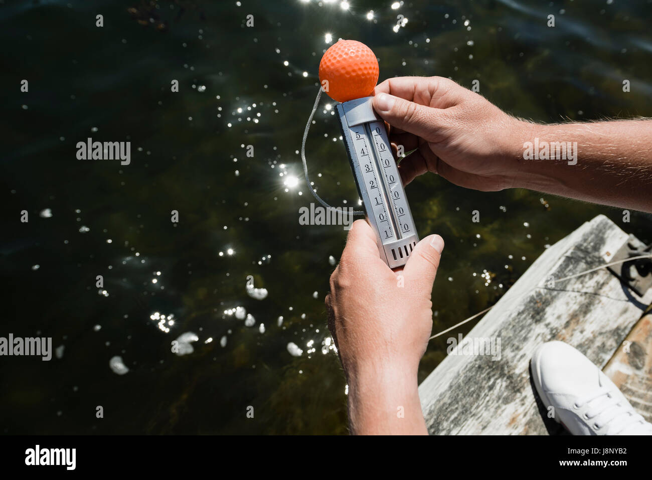 Man holding instrument de mesure Banque D'Images