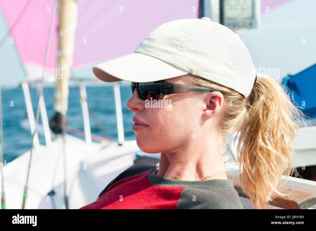 Femme portant des lunettes de soleil et chapeau Banque D'Images
