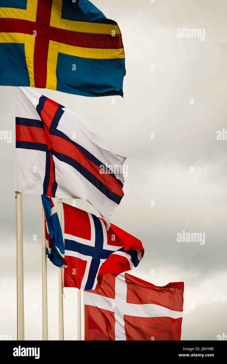 Les drapeaux sur jour de vent Banque D'Images