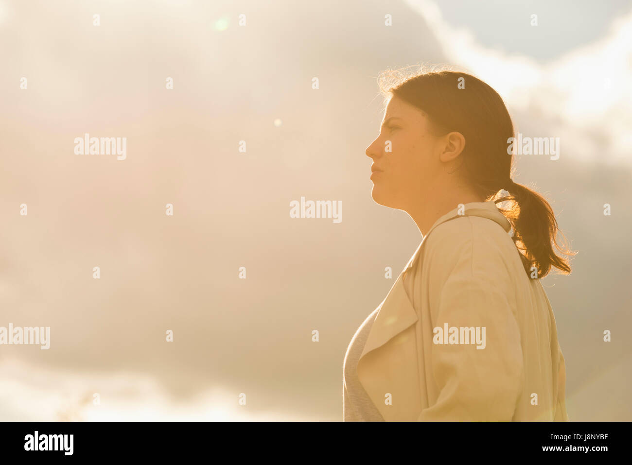 Woman standing against sky Banque D'Images