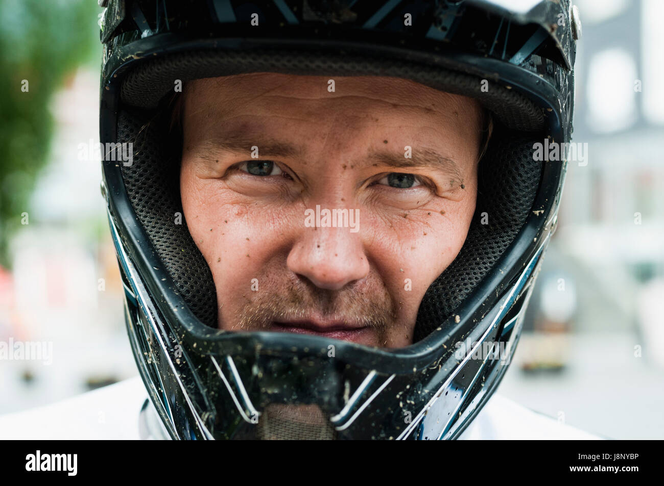 L'homme à casque de sécurité looking at camera Banque D'Images