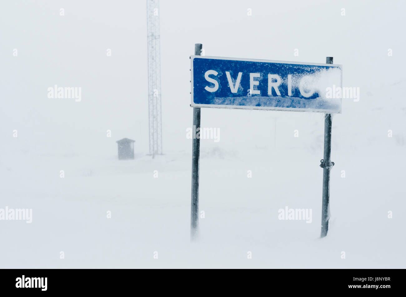 Signe de route couverte de neige Banque D'Images