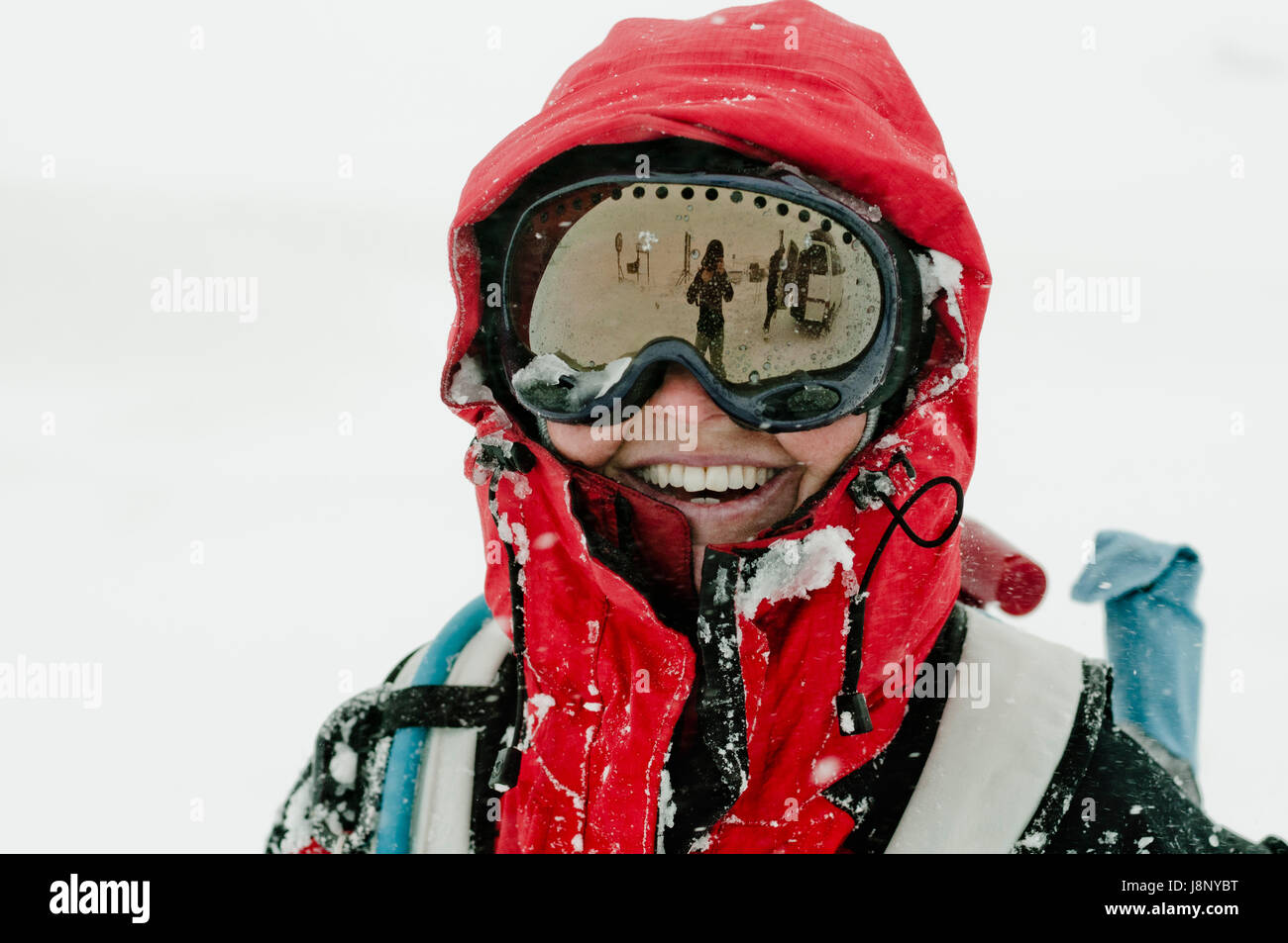 Femme portant des lunettes de ski Banque D'Images