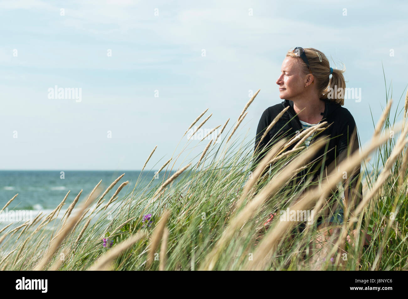 Woman looking at sea Banque D'Images