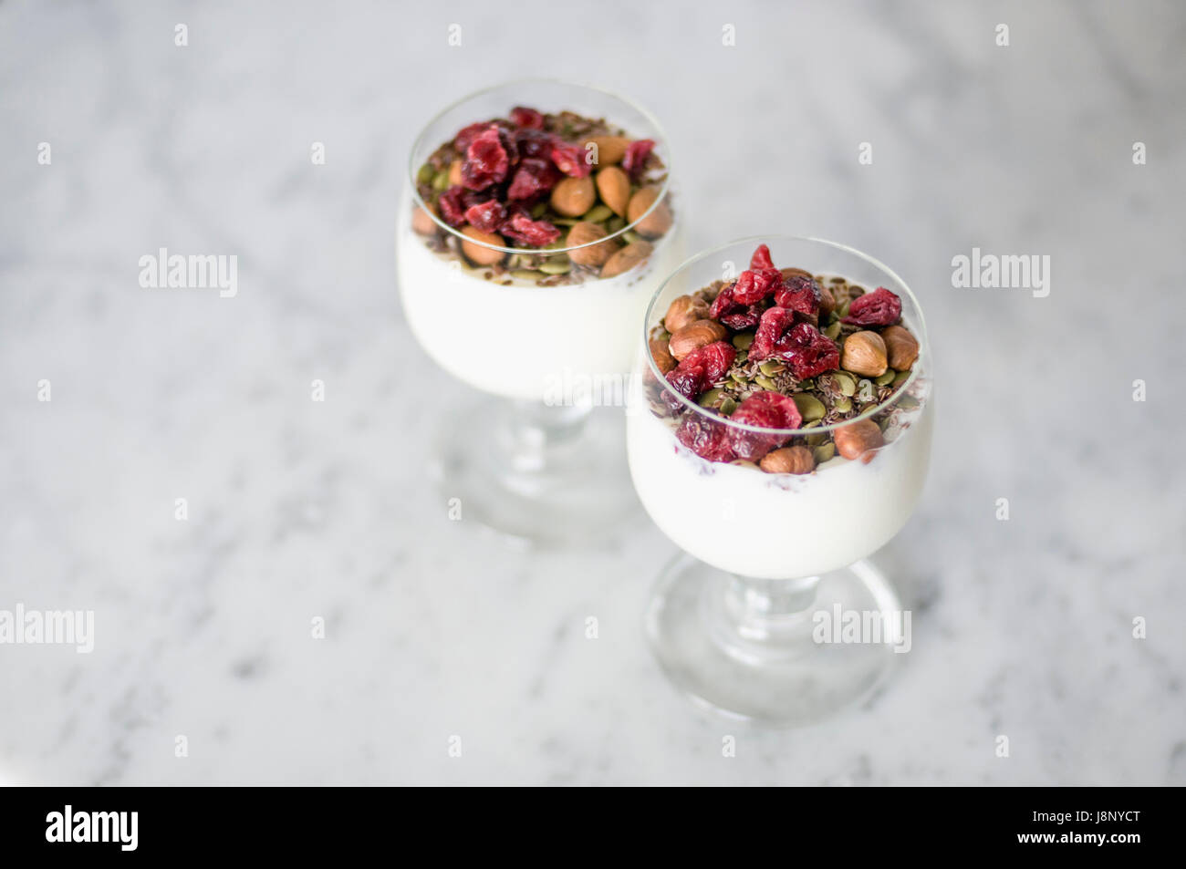Desserts dans les verres sur la table Banque D'Images
