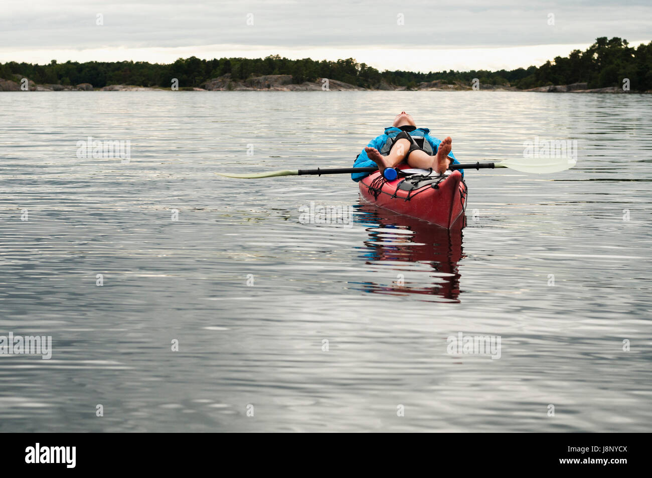 Woman lying on kayak Banque D'Images