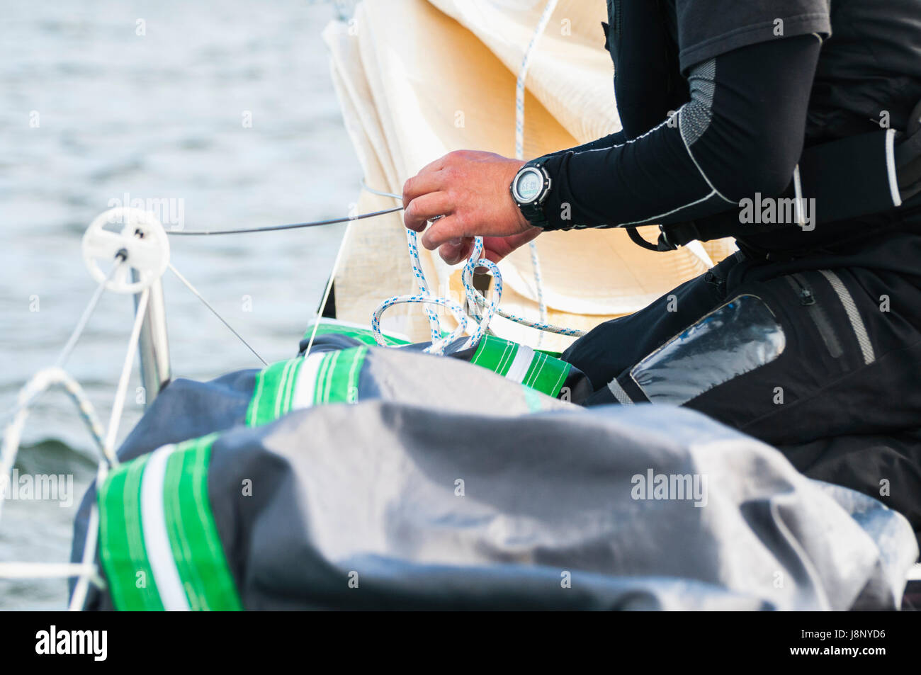 Man holding string par l'eau Banque D'Images