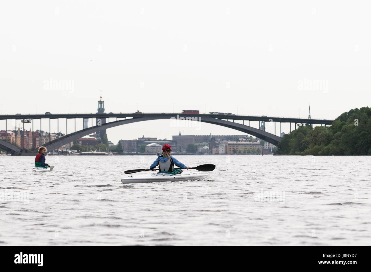 Les femmes du kayak sur la rivière Banque D'Images