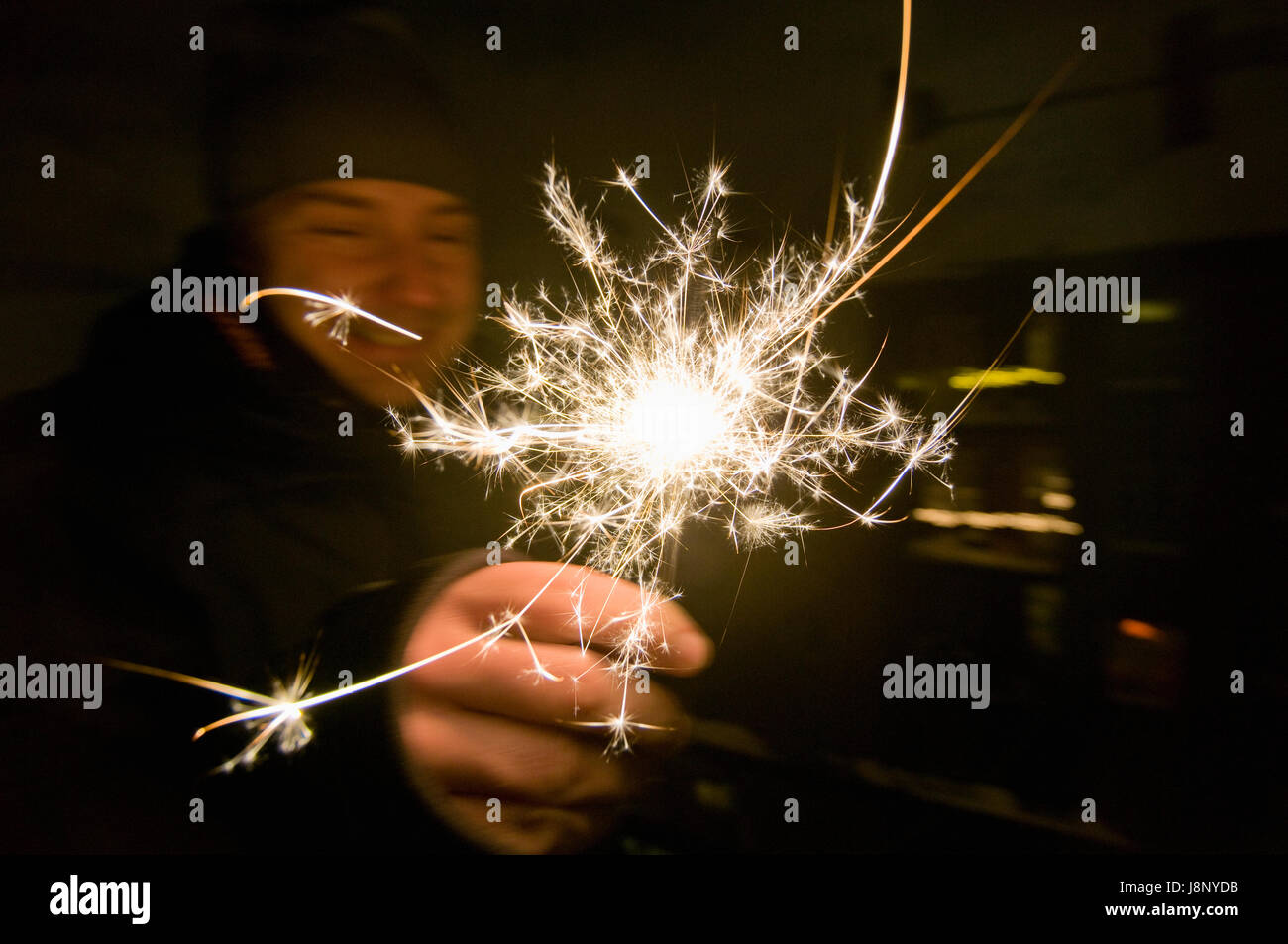 Man holding sparkle Banque D'Images