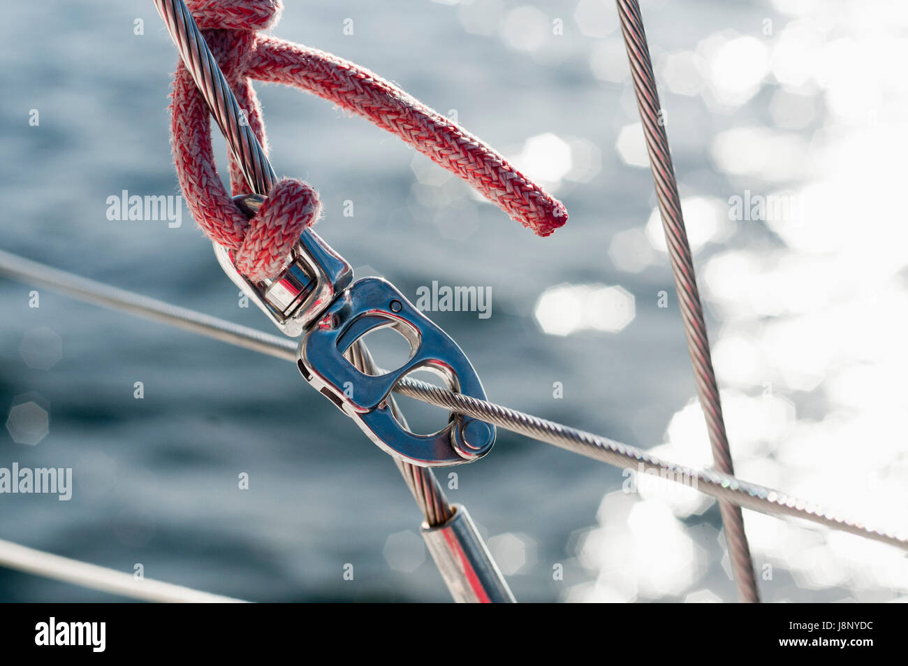 Corde et un mousqueton sur le bateau Banque D'Images