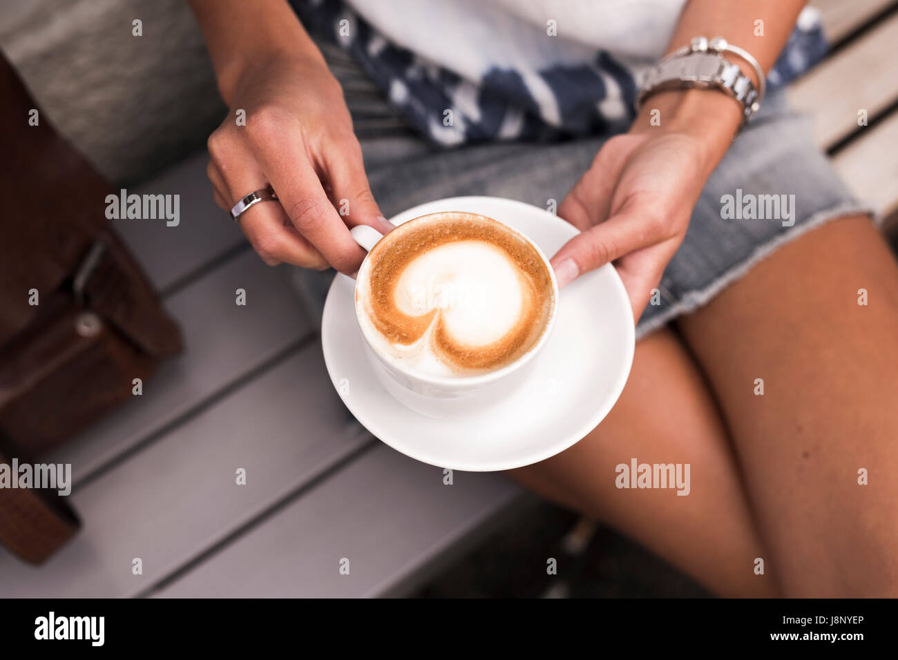 Woman holding Coffee cup avec du cappuccino Banque D'Images