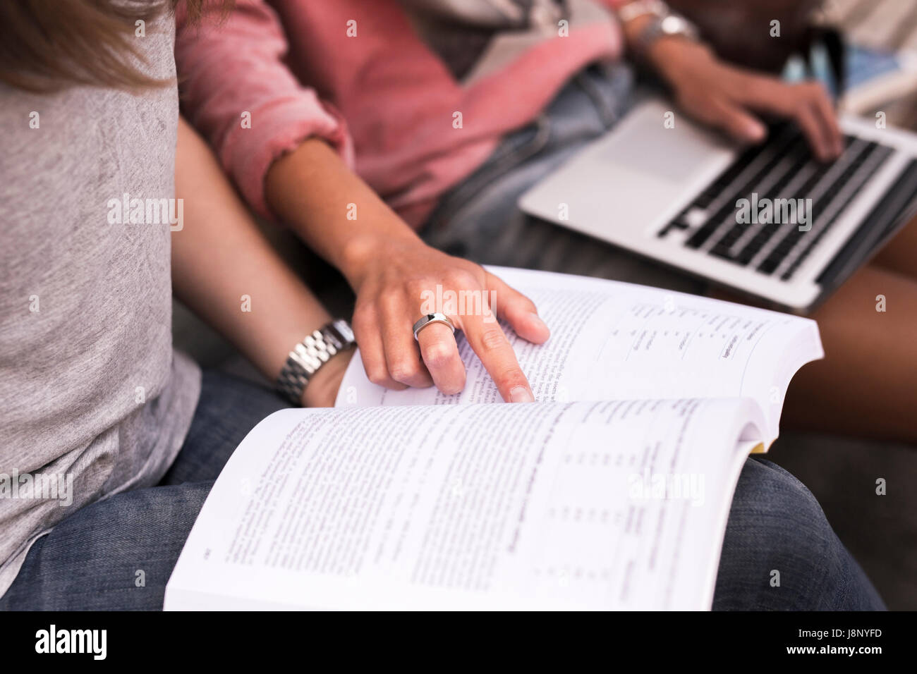 Les jeunes femmes qui étudient et using laptop Banque D'Images