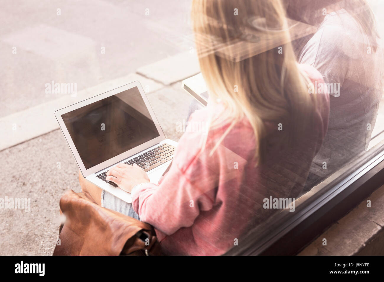 Les jeunes femmes qui étudient et using laptop Banque D'Images