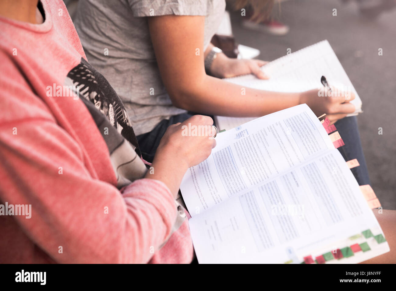 Les jeunes femmes l'étude de livre Banque D'Images