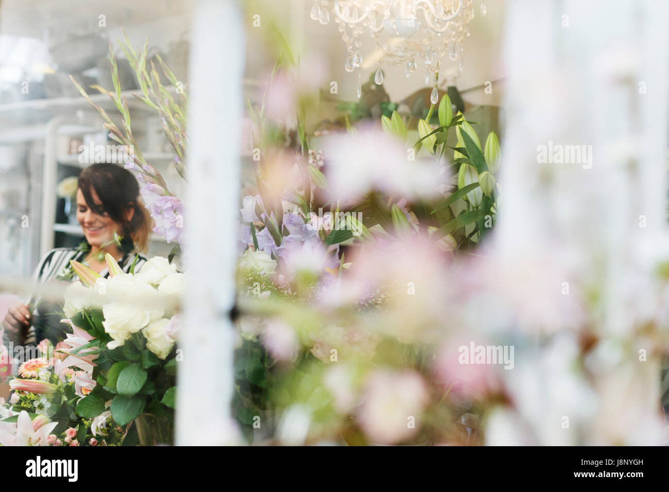 Fleuriste bouquet de fleurs en souriant Banque D'Images