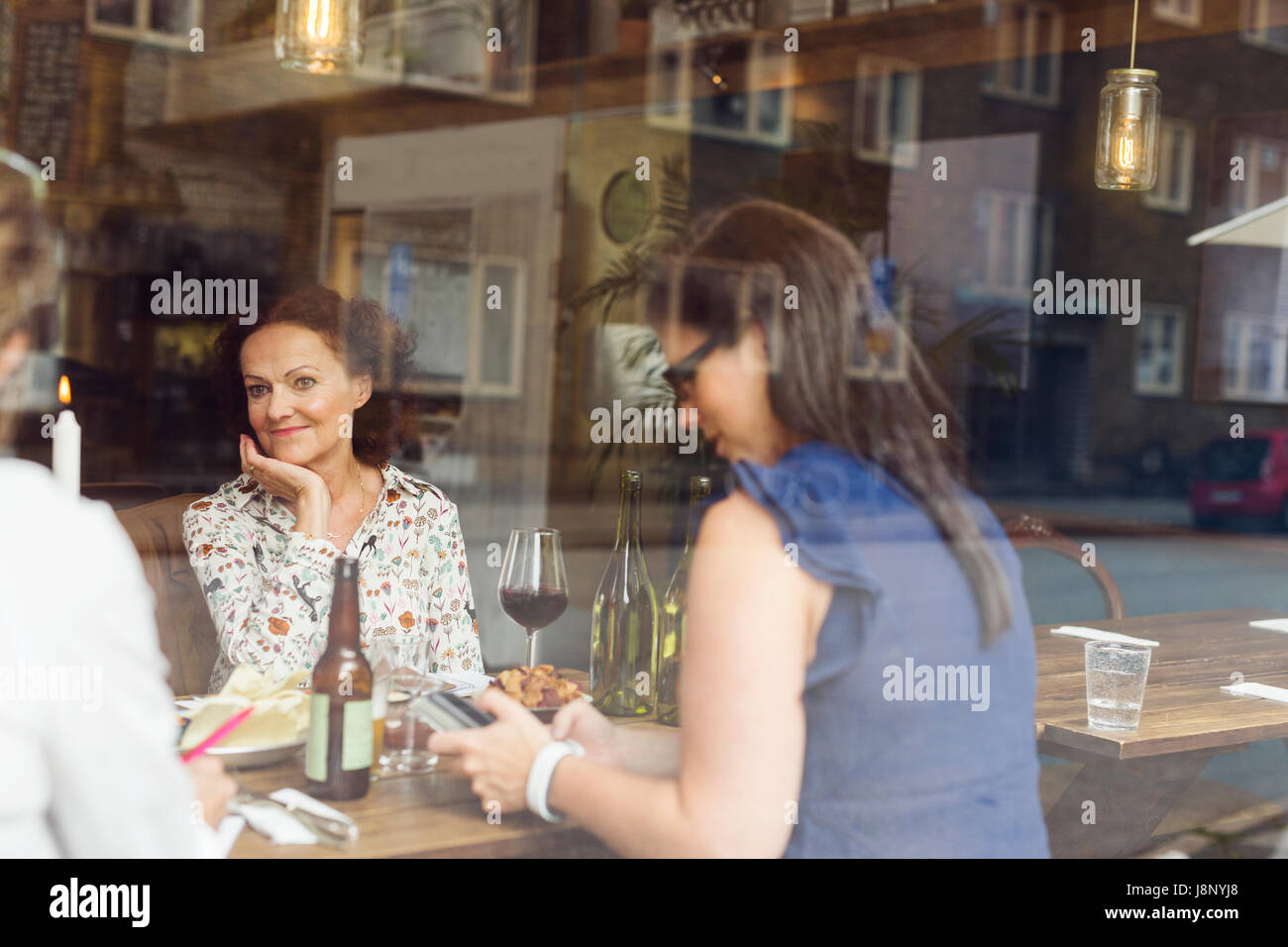 Businesswomen talking pendant le déjeuner au restaurant Banque D'Images