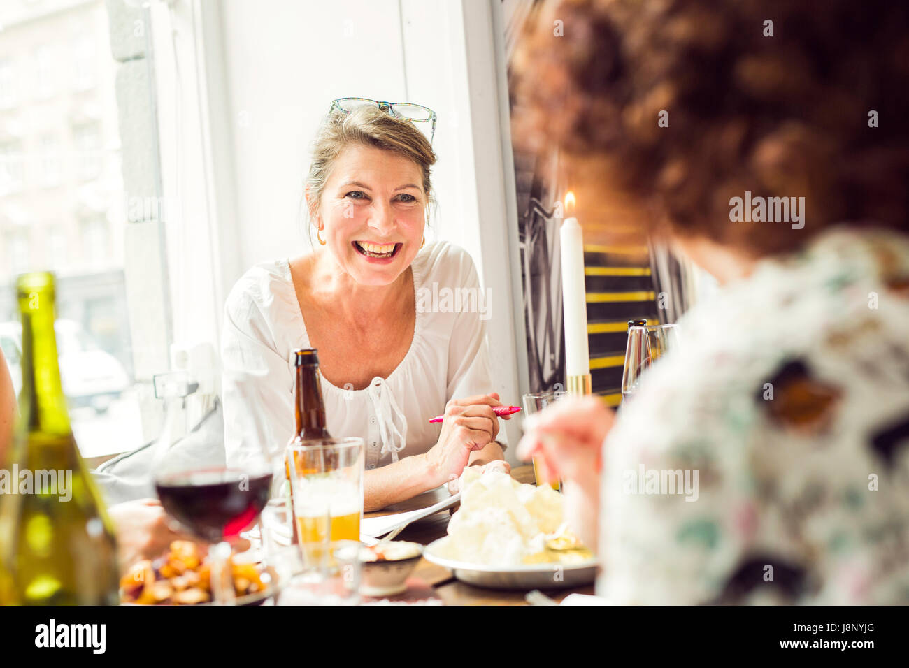 Businesswomen talking pendant le déjeuner au restaurant Banque D'Images