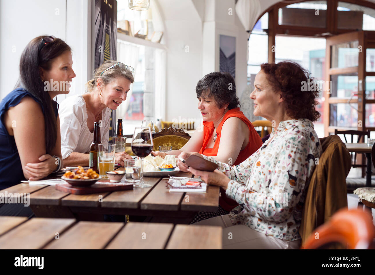 Businesswomen talking pendant le déjeuner au restaurant Banque D'Images