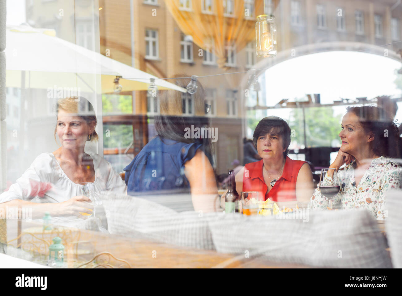 Businesswomen talking pendant le déjeuner au restaurant Banque D'Images
