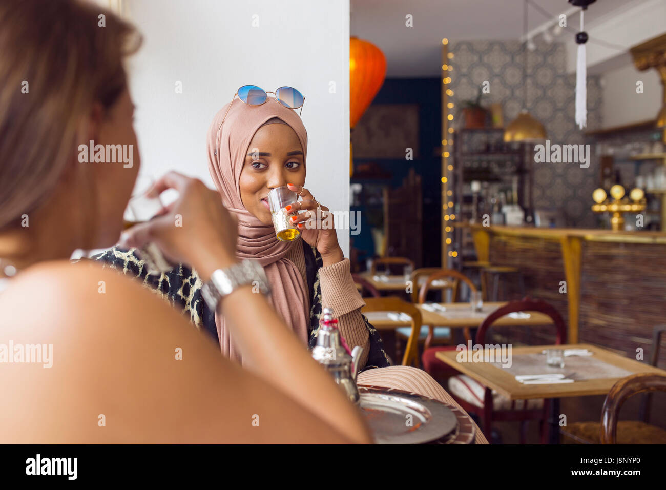 Businesswomen boire le thé dans un salon de thé Banque D'Images