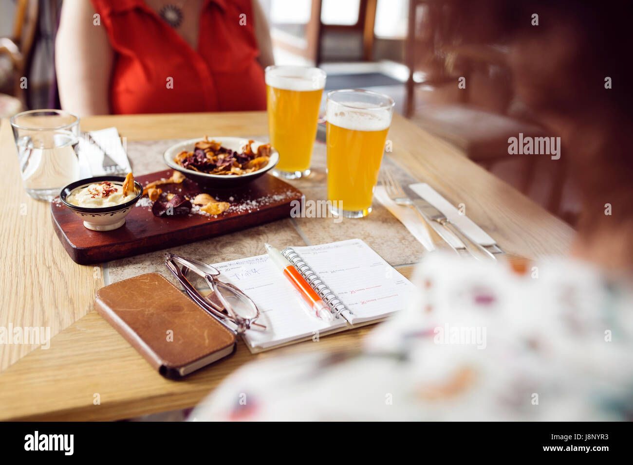 Businesswomen avec bière et de jetons pendant le déjeuner Banque D'Images