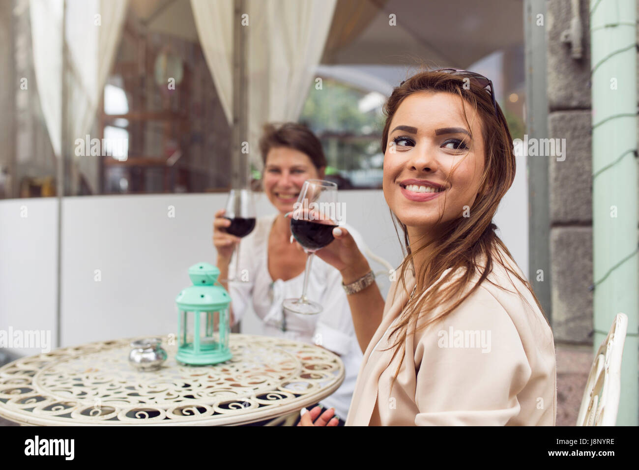 Businesswomen drinking red wine durant la pause déjeuner Banque D'Images